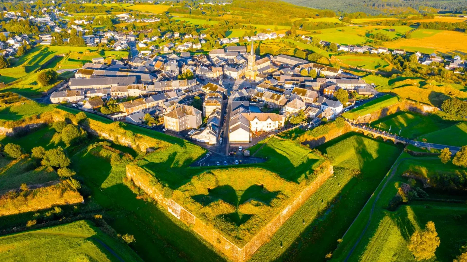 Vue aérienne de Rocroi, la cité en étoile des Ardennes