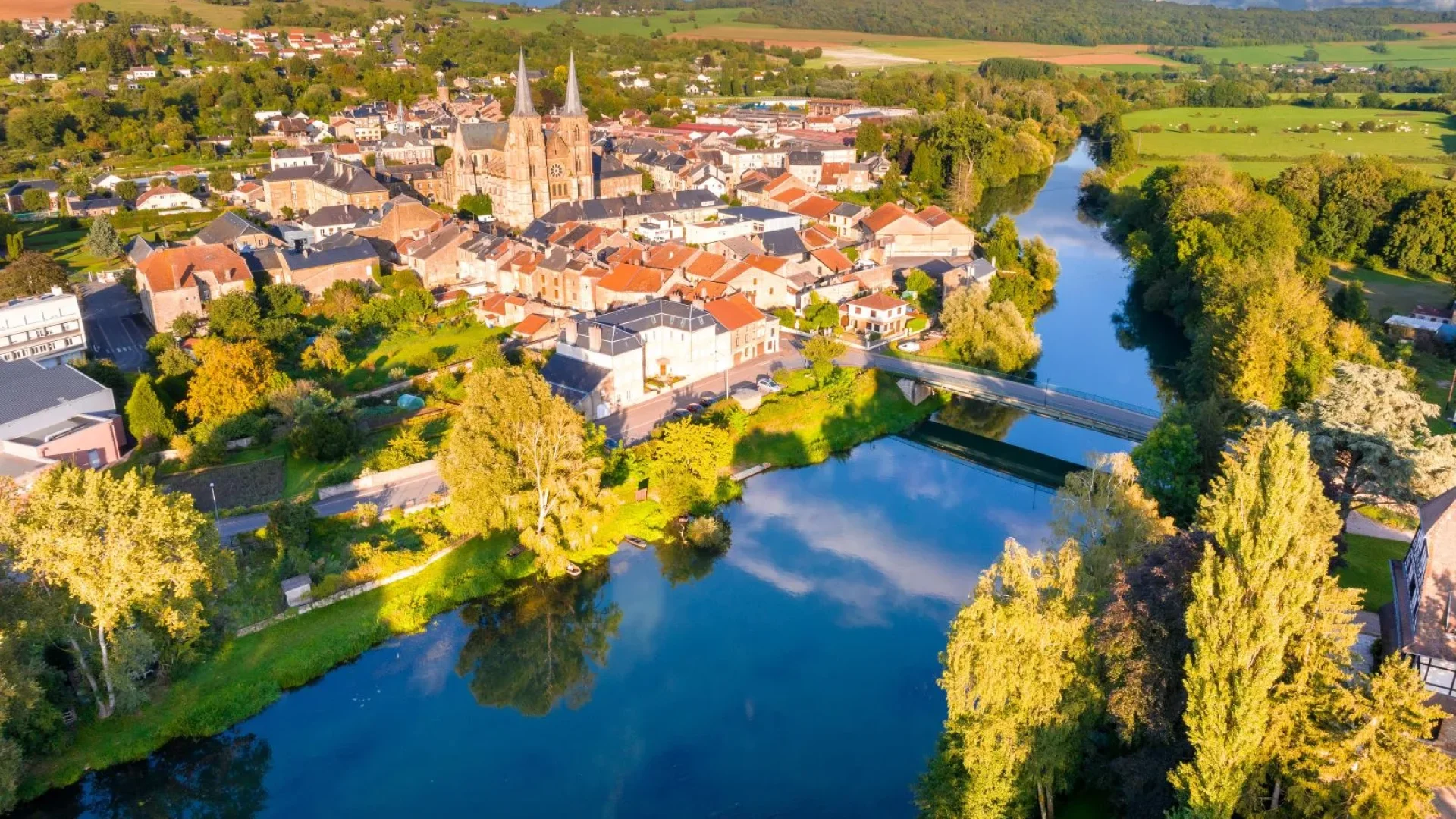 Eglise Abbatiale de Mouzon dans les Ardennes vue du ciel