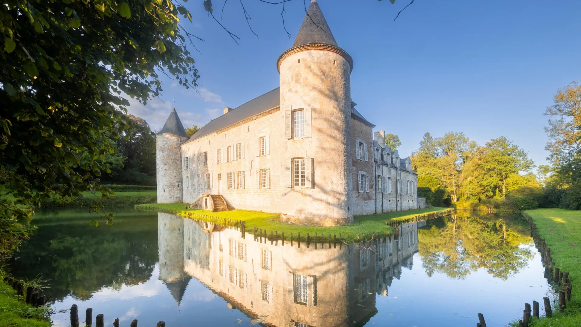 Vue de la Cour des Prés, ancienne maison forte, à Rumigny dans les Ardennes - illustration pour les 30 ans des animations musicales