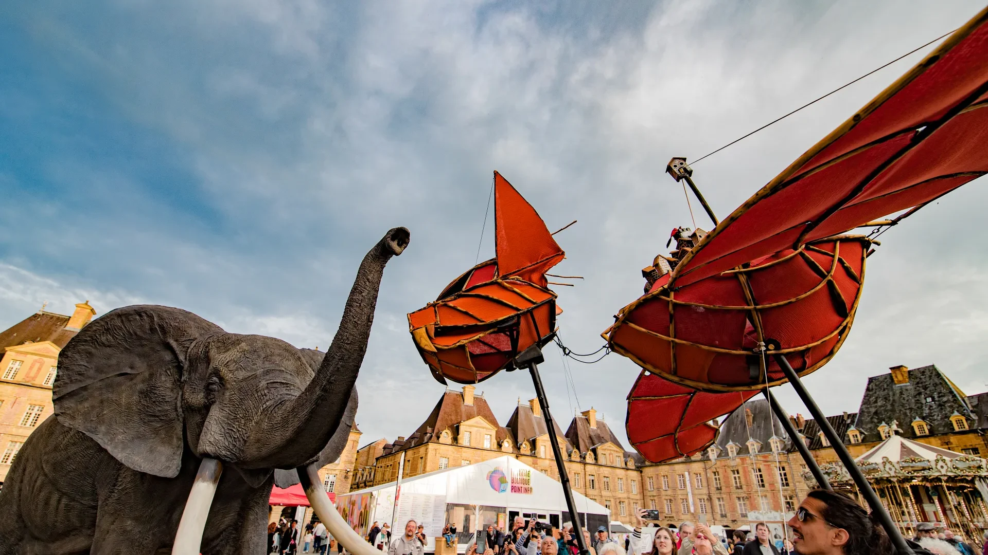 scène de rue lors du Festival mondial des théâtres de marionnettes 2025 place Ducale à Charleville-Mézières dans les Ardennes