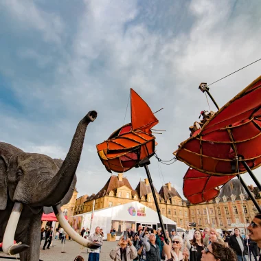 scène de rue lors du Festival mondial des théâtres de marionnettes 2025 place Ducale à Charleville-Mézières dans les Ardennes