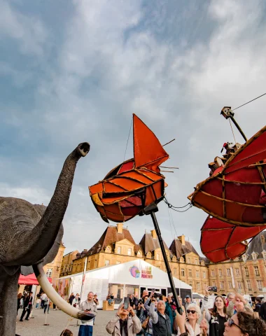 scène de rue lors du Festival mondial des théâtres de marionnettes 2025 place Ducale à Charleville-Mézières dans les Ardennes