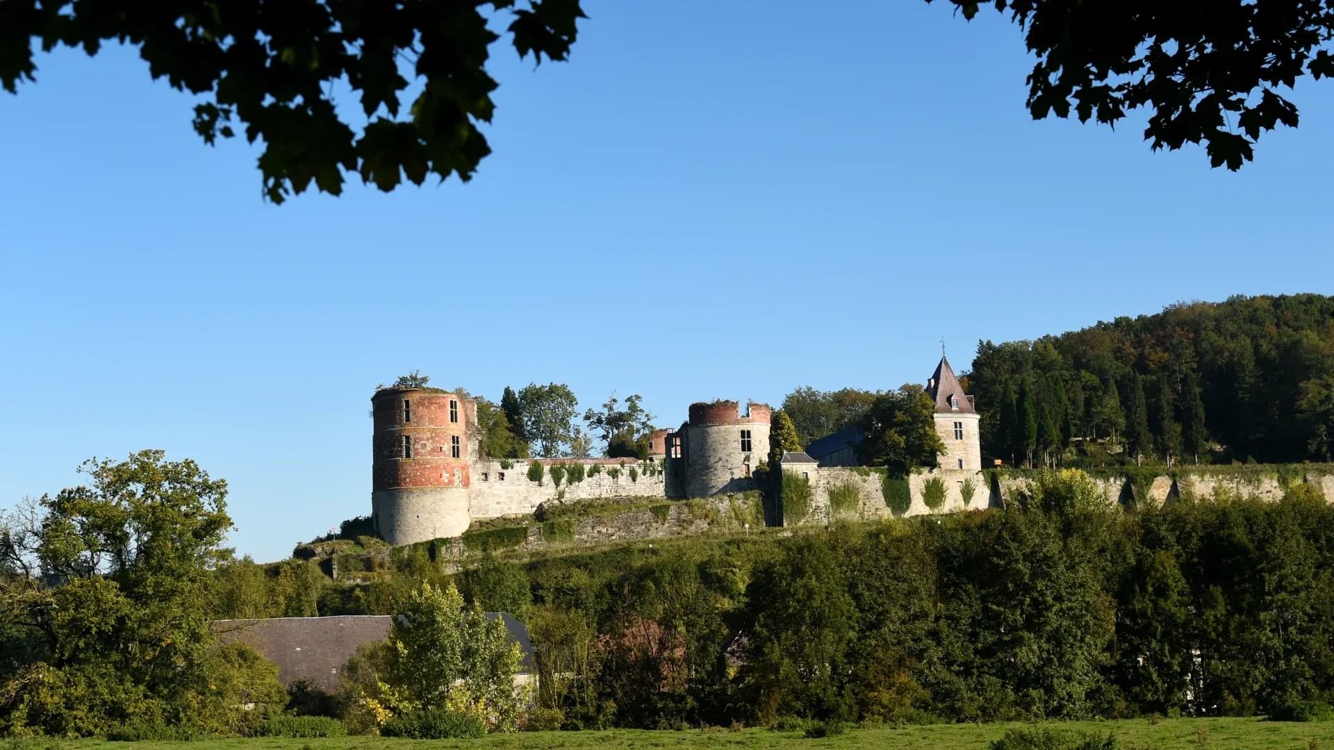 Kasteel van Hierges in de Ardennen - Hierges uitgeroepen tot "Mooiste Dorpen van Frankrijk"