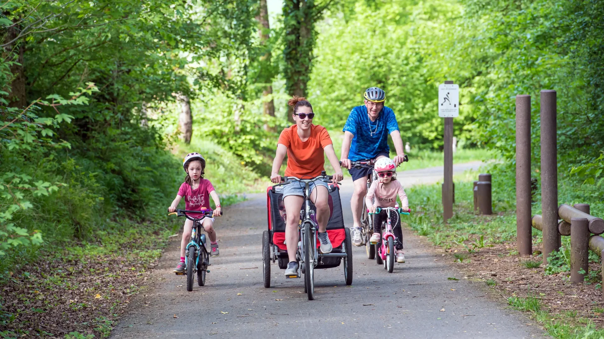 A vélo en famille sur la Voie verte de l'Ennemane