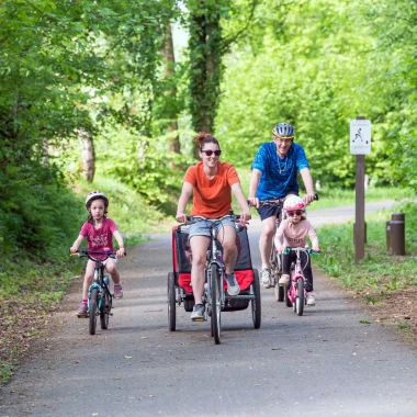 A vélo en famille sur la Voie verte de l'Ennemane
