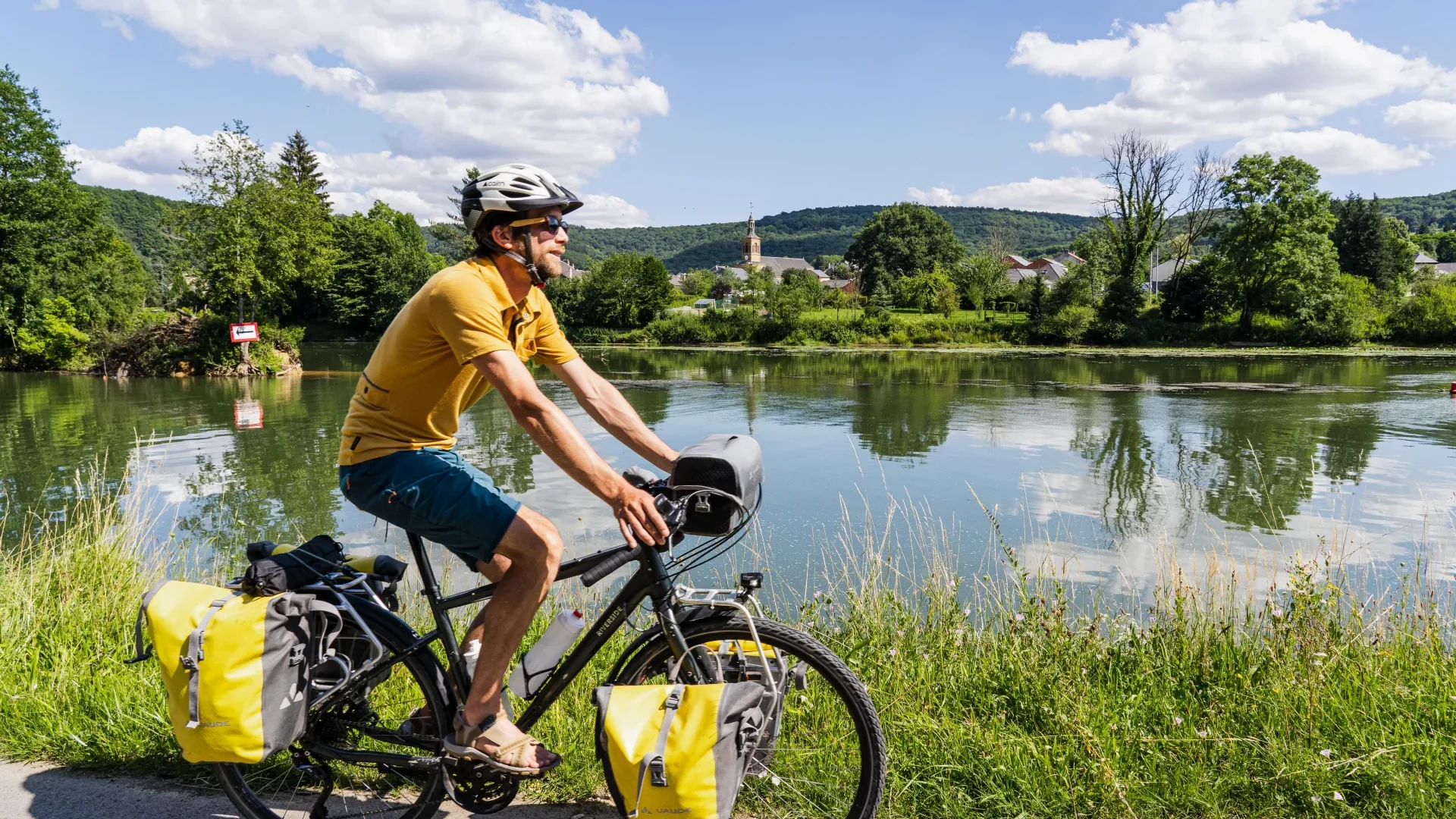 Cyclotourisme dans les Ardennes le long de la Voie verte Trans-Ardennes / La Meuse à vélo-EV19