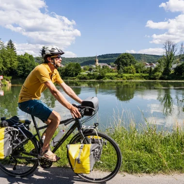 Cyclotourisme dans les Ardennes le long de la Voie verte Trans-Ardennes / La Meuse à vélo-EV19