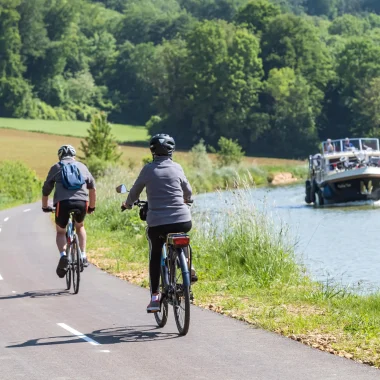Cyclistes sur la voie verte Sud Ardennes - Vélos