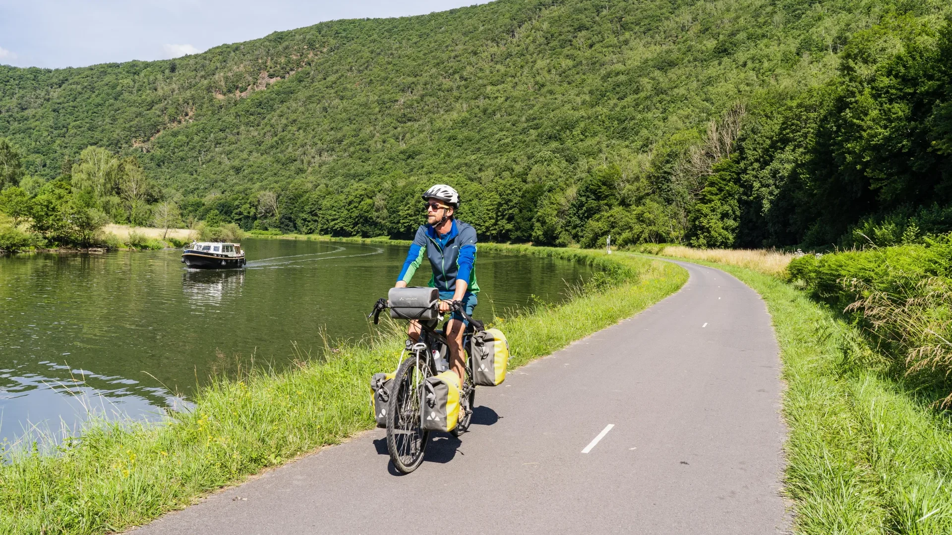 Cyclotourisme dans les Ardennes françaises sur la Meuse à vélo / Voie verte Trans-Ardennes