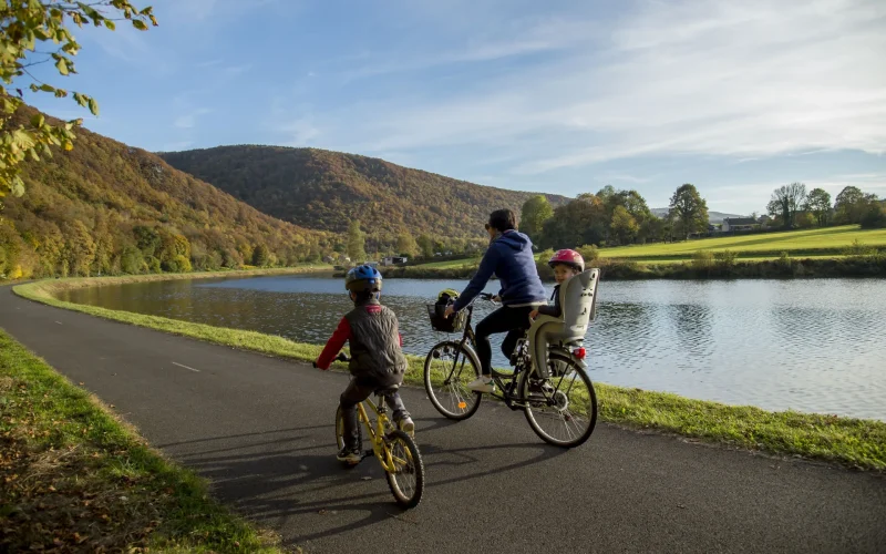 Radfahren entlang der Maas in den Ardennen